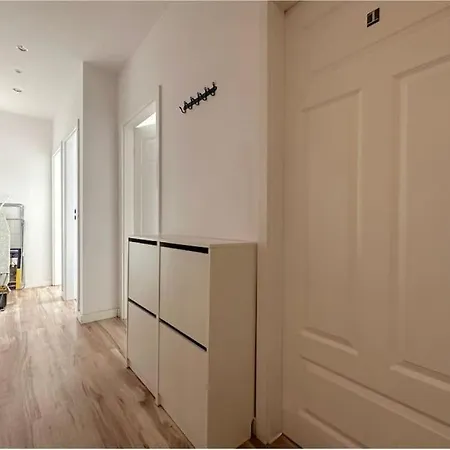 Walezy - Peaceful Retreat, 10 Minutes To Old Town & Seaside Проживание в семье *