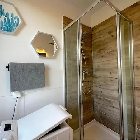 Walezy - Peaceful Retreat, 10 Minutes To Old Town & Seaside Habitación en casa particular