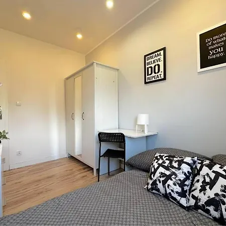 Rum i privatbostad Walezy - Peaceful Retreat, 10 Minutes To Old Town & Seaside